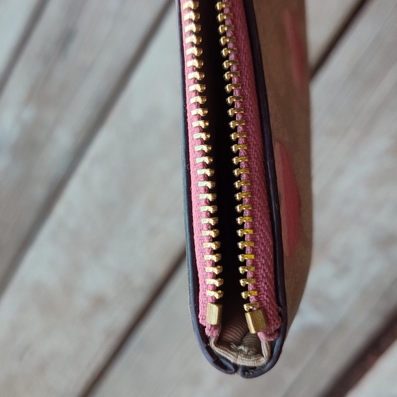 Coach Heart 💖 Clutch - Picture 9 of 12